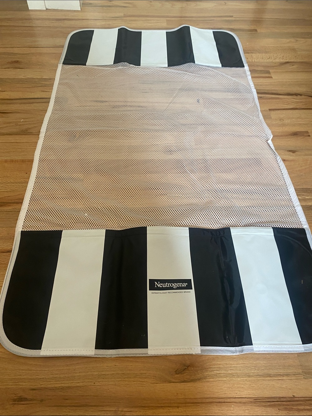 Neutrogena Black and White Striped Mesh Mat for pool